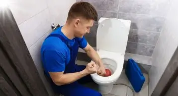 Técnico realizando desentupimento residencial em Palmas TO